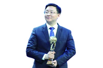 “讯飞原来是行业公司，给全行业提供核心产品，去年电子百强中前十里面有8个是我们的客户；现在我们成为大众品牌，要在移动互联领域有更大的发挥。”